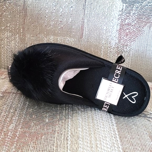 *NEW* VICTORIA'S SECRET Black Pom Pom Slip On Slippers Size Small (5-6) - Picture 2 of 5